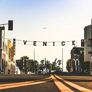 venice-beach-house-cabins-international-travelers-only.topanaheimhotels.com/